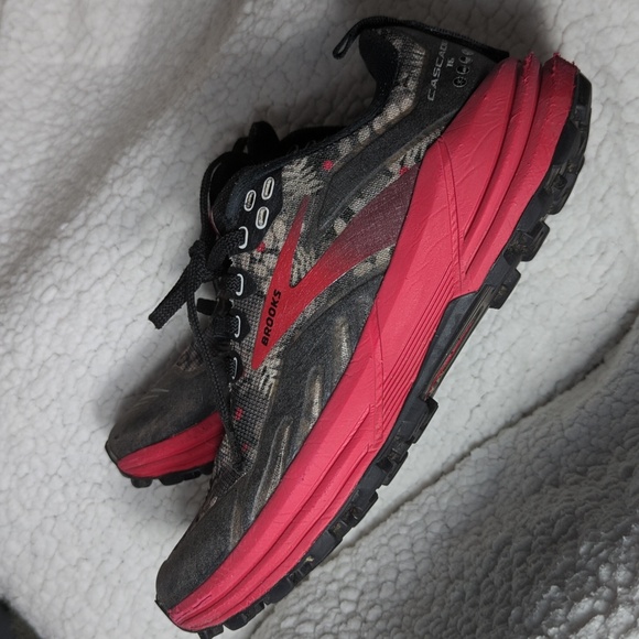 Brooks Cascadia 16 SASQUATCH Black Grey Red Trail Mens Runner - Picture 2 of 7